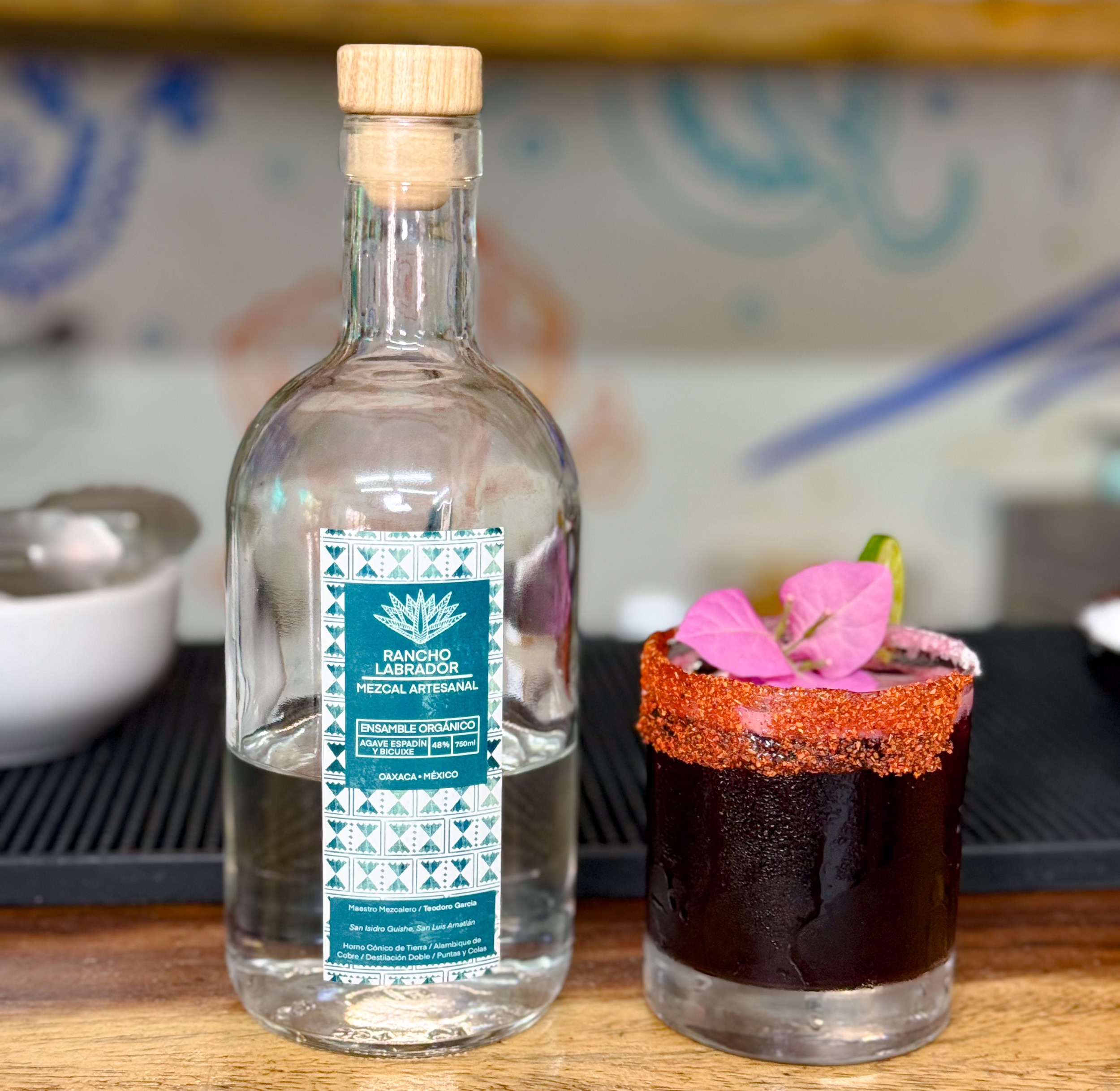 Crimson Smoke cocktail (Cóctel Humo Carmesí) Bahía 103
